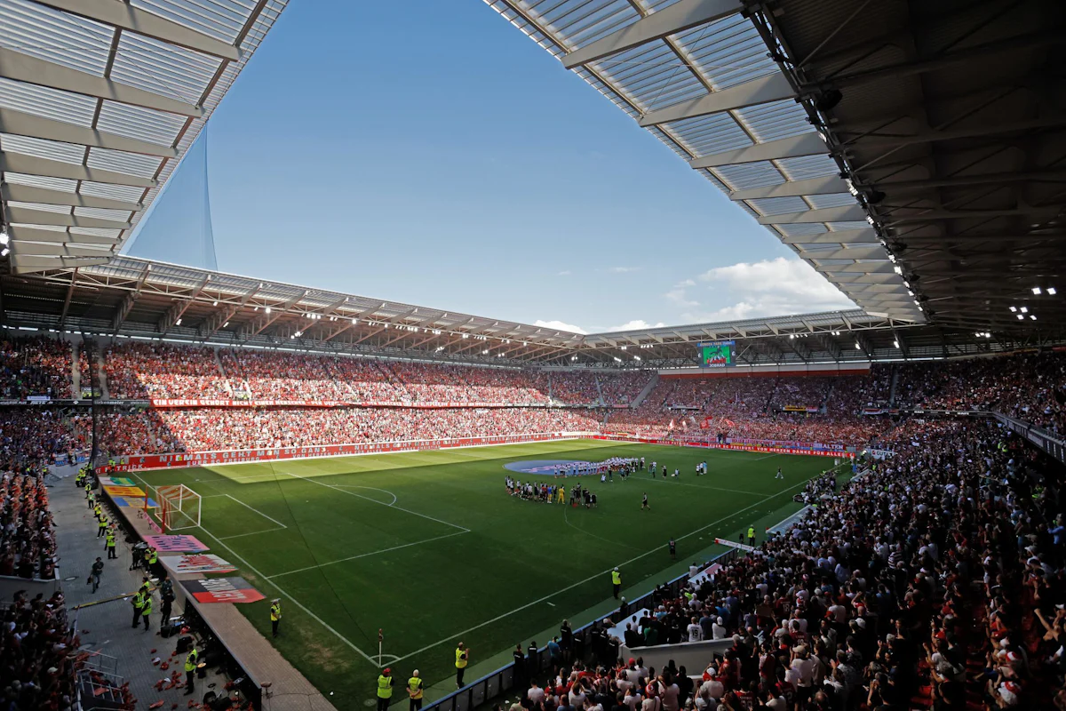 Fußball-Bundesliga - VfB startet in Berlin - Spannende Premiere in Freiburg - Sport