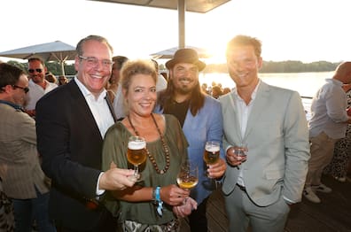 Glückliche Gastgeber: (von links) René Schweimler, Ute Bauch, Nico Röger und Steffen Krach haben zur traditionellen Seesause ins „Pier 51“ gebeten.