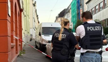 Drei Männer bei Messerangriff verletzt