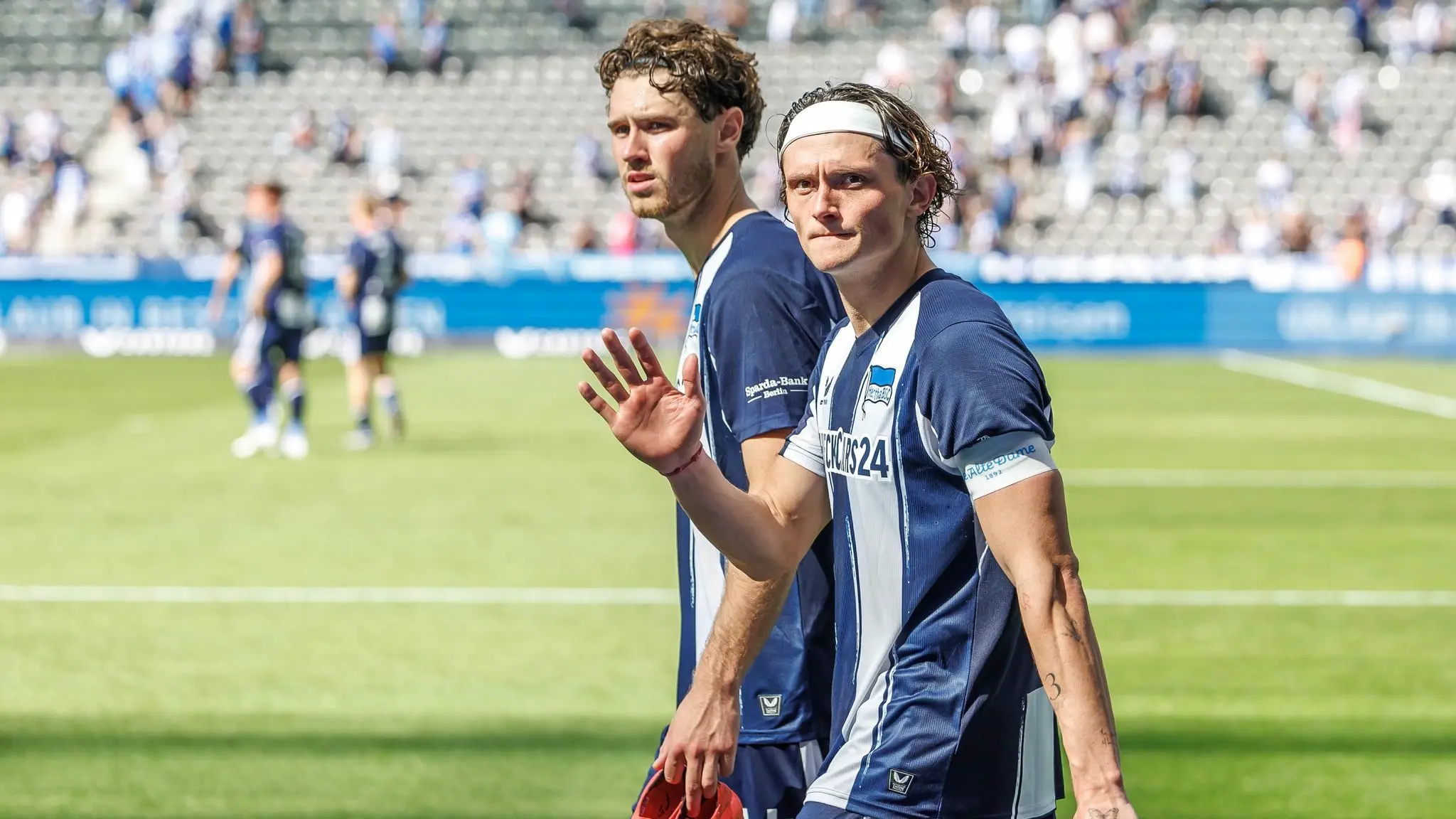 Hertha BSC - Karlsruher SC: 10.08.2025, Berlin: Fußball, 2. Bundesliga, Hertha BSC - Karlsruher SC, 2. Spieltag, Olympiastadion. Linus Gechter (l) und Fabian Reese von Hertha BSC gehen von der Fankurve aus Richtung Kabine. Das Spiel endete 0:0. Foto: Andreas Gora/dpa - WICHTIGER HINWEIS: Gemäß den Vorgaben der DFL Deutsche Fußball Liga bzw. des DFB Deutscher Fußball-Bund ist es untersagt, in dem Stadion und/oder vom Spiel angefertigte Fotoaufnahmen in Form von Sequenzbildern und/oder videoähnlichen Fotostrecken zu verwerten bzw. verwerten zu lassen. +++ dpa-Bildfunk +++