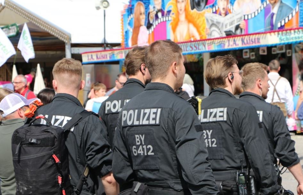 23-Jähriger geht auf Security-Mitarbeiter und Polizei los
