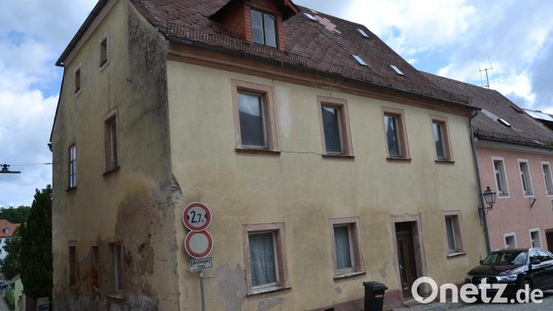 Architekt und Stadtplaner Josef Weber aus Nürnberg will das Haus an der Hospitalstraße 11 sanieren. Es wurde um 1815 gebaut. Der Stadtrat genehmigte in der Sitzung am Donnerstag einen Zuschuss aus dem klassischen Städtebauförderprogramm. Fenster, Türen sowie Fassade sollen instand gesetzt werden, im Innenbereich soll das Gebäude komplett erneuert und modernisiert werden. Die Außenanlagen nimmt sich der Inhaber ebenfalls vor. Bild: Thorsten Schreiber