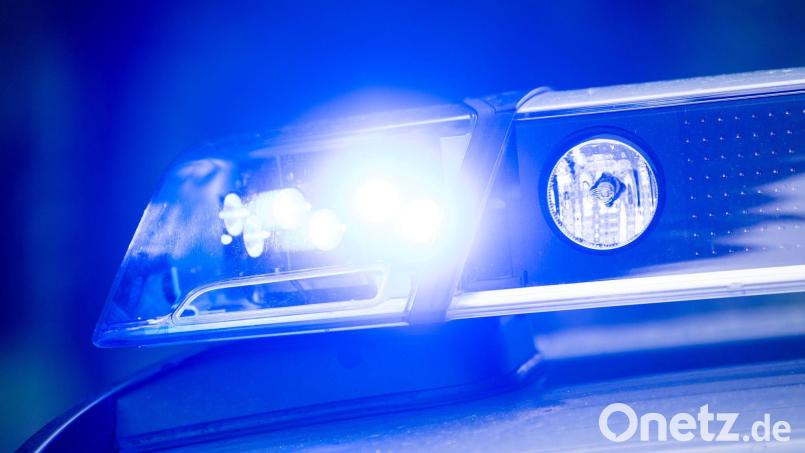 Die Polizei nahm den Mann bei sich zu Hause fest. (Symbolbild) Bild: Lino Mirgeler/dpa