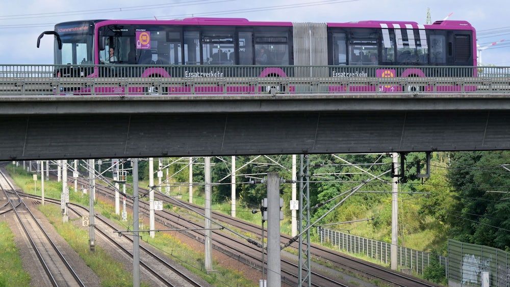 Der Ersatzverkehr mit Bussen läuft laut Bahn stabil.