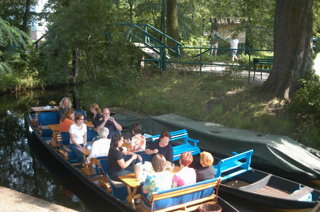 Touristen in Spreekähnen