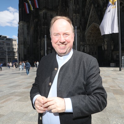 Das Bild zeigt Robert Kleine, Stadtdechant von Köln, auf der Domplatte. Foto: Arton Krasniqi