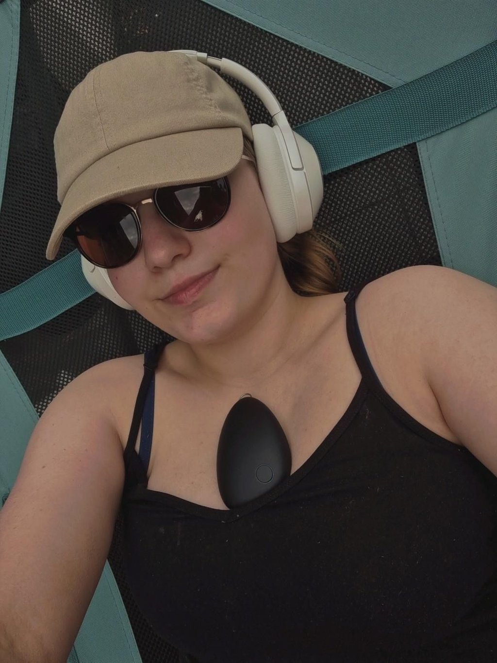 Seltene Entspannungsmomente: Alina  mit einem Gerät auf der Brust, das den  Vagusnerv stimulieren soll. Der Nerv ist im Körper für Ruhe, Erholung und Verdauung zuständig.