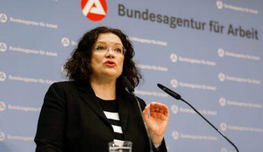 Merkblatt nur noch Deutsch: Nahles schafft Bürgergeld-Infos auf Arabisch ab | Politik