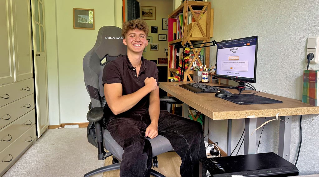 Monatelang tüftelte Matteo Schröpfer an seinem Schreibtisch an „EduLinked“ und fand trotzdem Zeit für Fitnessstudio, YouTube, Schule und Co.
