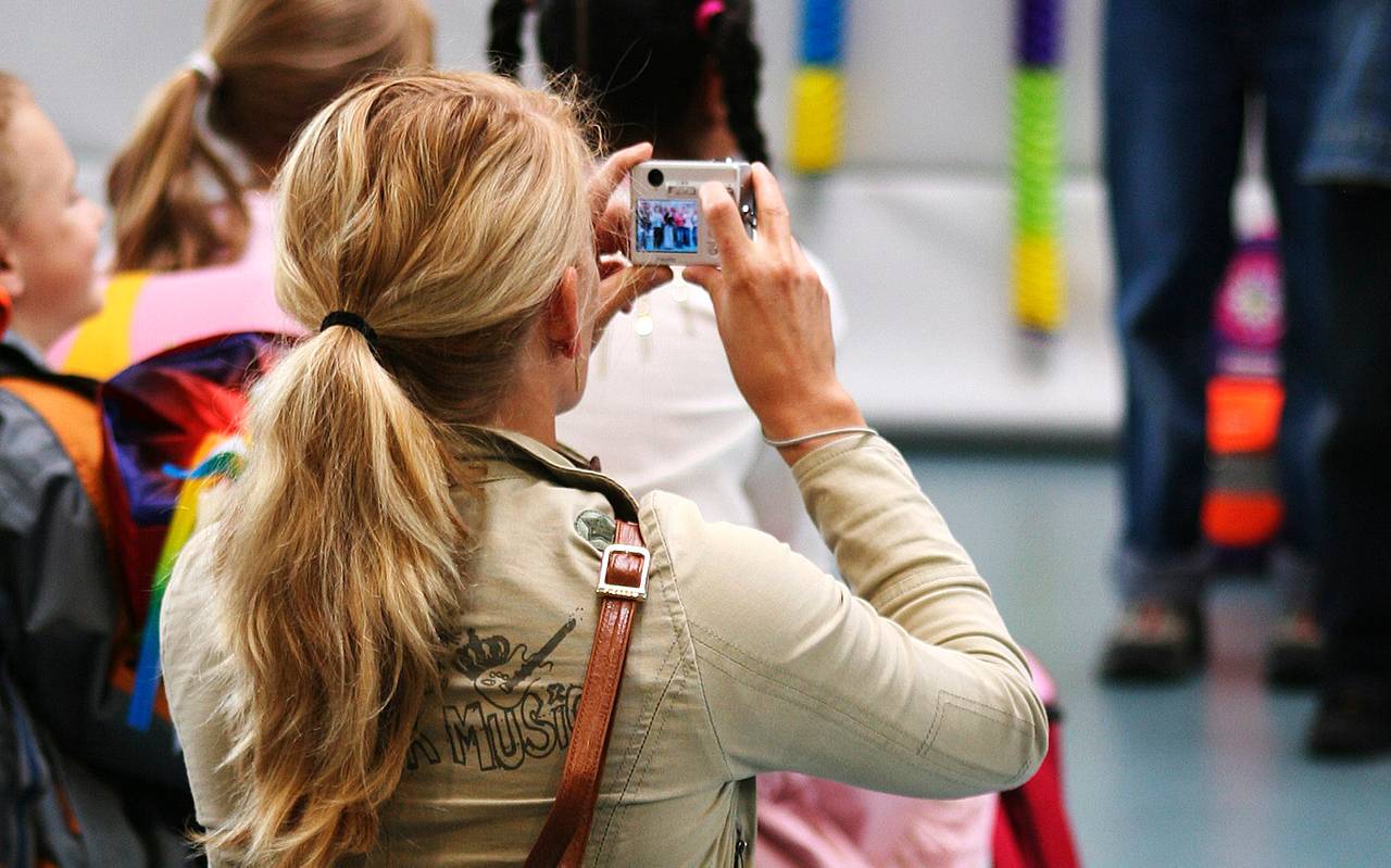 Mutter fotografiert Schulkind (Symbolfoto)