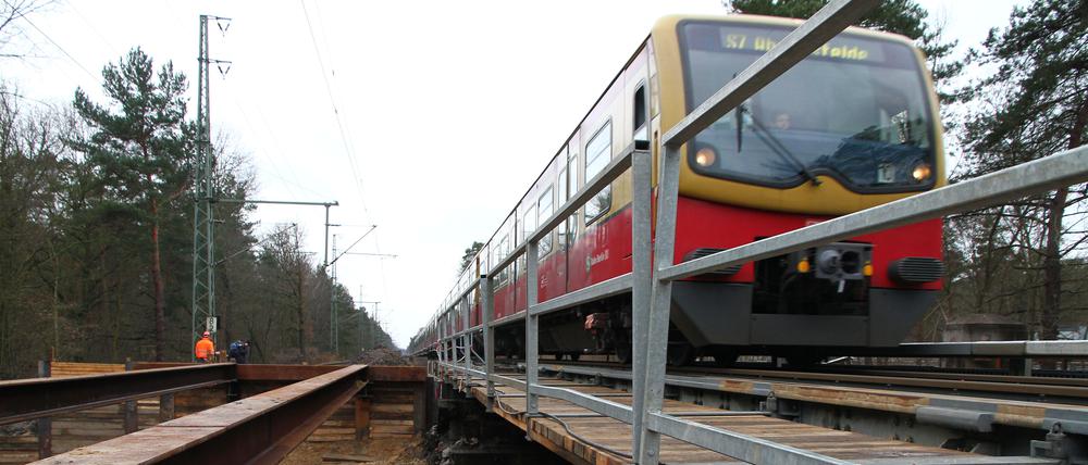 Grunderneuerung der Bahnstrecke zwischen Grunewald und Wannsee: Arbeiten beim Rückbau der fast 100 Jahre alten Brücke an der Eisenbahnüberführung "Fischerhüttenweg" in Berlin-Grunewald. Foto: Thilo Rückeis