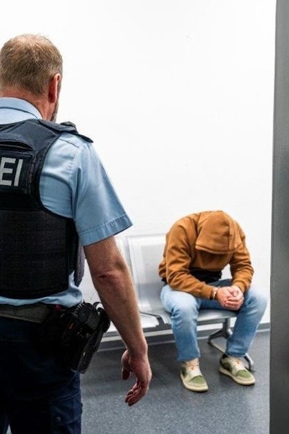Festnahme am Flughafen Köln/Bonn: Statt Zypern-Urlaub klickten die Handschellen