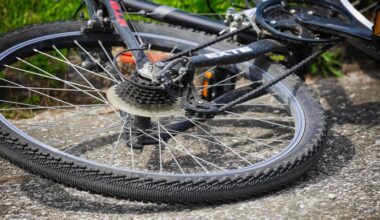 Schwere Verletzungen! Autofahrer flüchtet nach Unfall mit Radfahrer in Halle