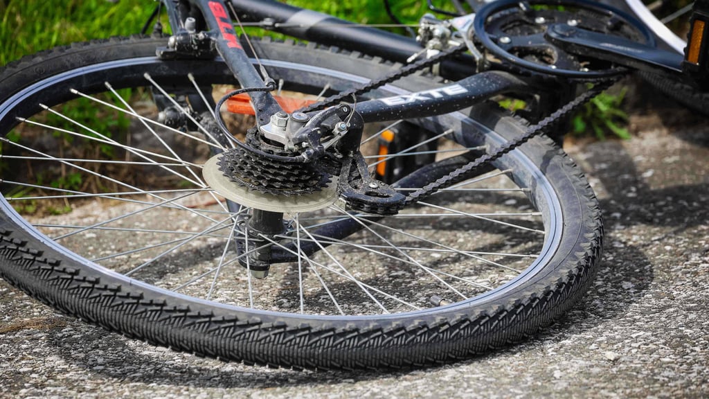 Schwere Verletzungen! Autofahrer flüchtet nach Unfall mit Radfahrer in Halle