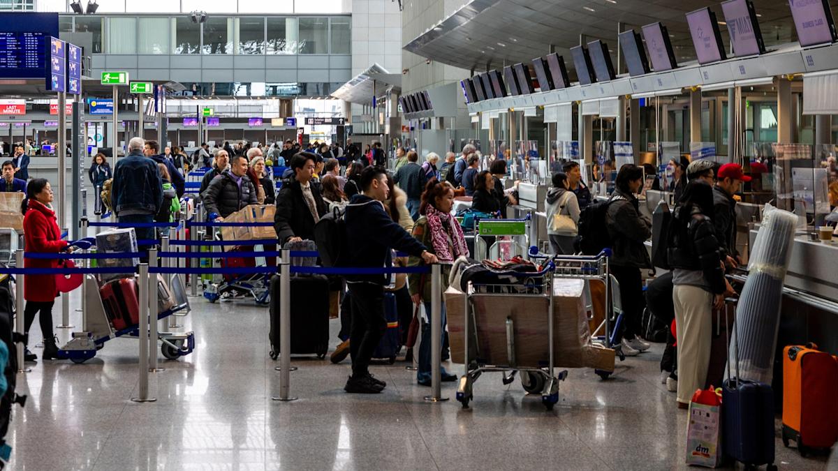 Flughafen Köln/Bonn - Mann will nach Antalya fliegen – plötzlich wird sein Flug 1000 Euro teurer