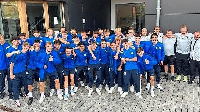 Die U19 der Junglöwen beim Internat der Hotelberufsschule.