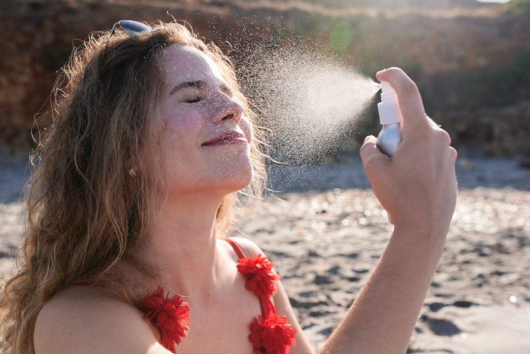 Frau mit Sonnenschutz