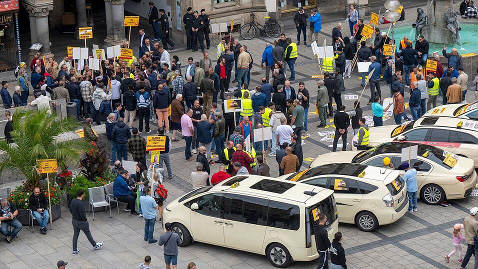 Im Juli demonstrierten Taxifahrer vor dem Rathaus. (Archivbild)