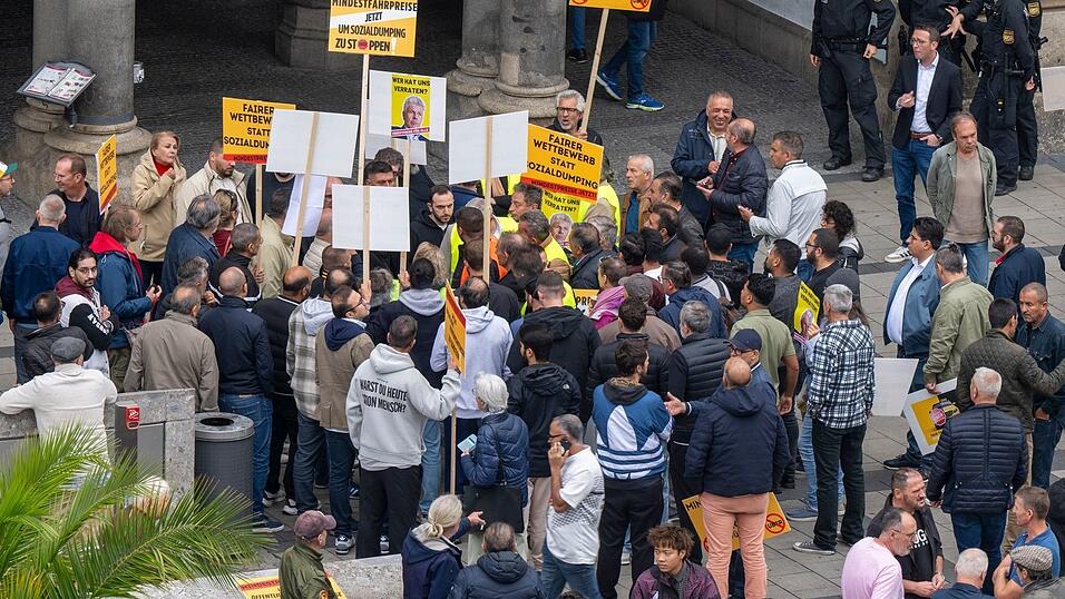 Taxifahrer bangen wegen der Konkurrenz durch Uber und Co. um ihre Existenz. (Archivbild)