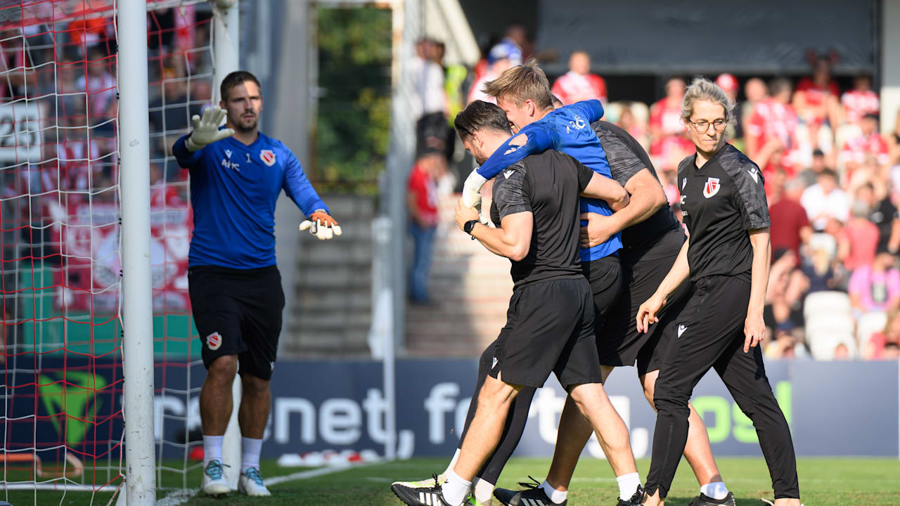 DFB-Pokal: Cottbus-Torwart vor Anpfiff schwer verletzt | Sport