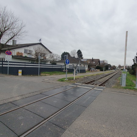 Die geplante Stadtbahnlinie17 soll in Niederkassel auf der Trasse der RSVG-Güterbahn auch durch Wohngebiete führen.