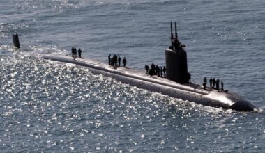 Das Atom-U-Boot USS Columbus an der Wasseroberfläche.
