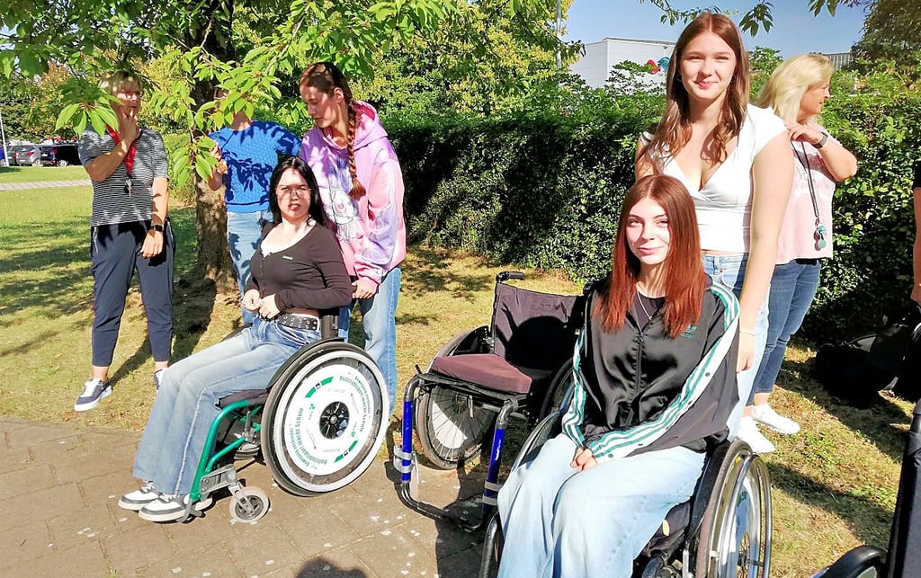 Die Macher des Projektes Rollstuhlsport macht Schule luden am Donnerstag Berufsschüler ein, einmal selbst im Rollstuhl zu sitzen. Lotta Stoll (weißes Shirt) und Leonie Wenzel lernen Sozialassistentin und lernen beim Projekttag den Umgang mit einem Rollstuhl.  Mit diesem neuen Wissen fahren sie diesen Samstag zu dem integrativen Sportfest in Weißefels und helfen als Betreuer. 