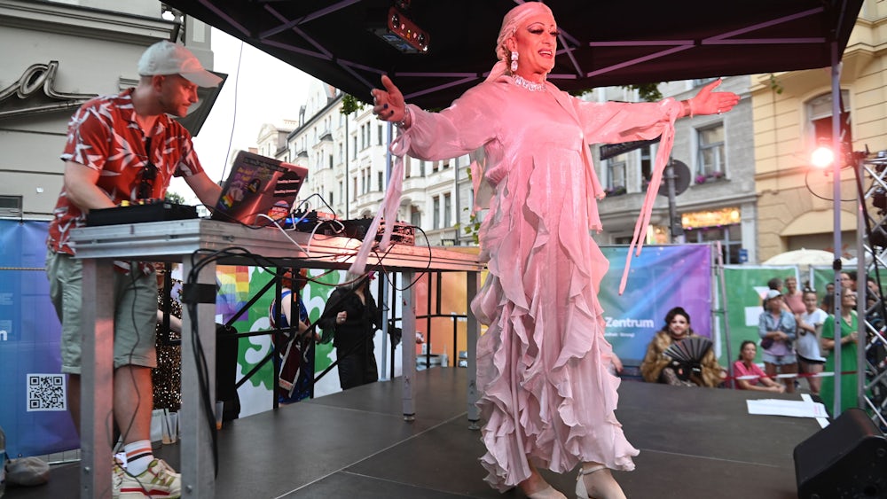 Auf der kleinen Bühne wechseln sich Dragqueens ab, sie tanzen und singen oder tun zumindest so bei Musik vom Band