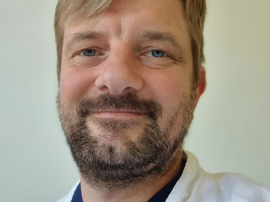 Der Audiologe Dr. Felix Heitkötter erarbeitet mit den Patienten die erste Einstellung des Implantats. Er ist selbst Träger eines Cochlea-Implantats.