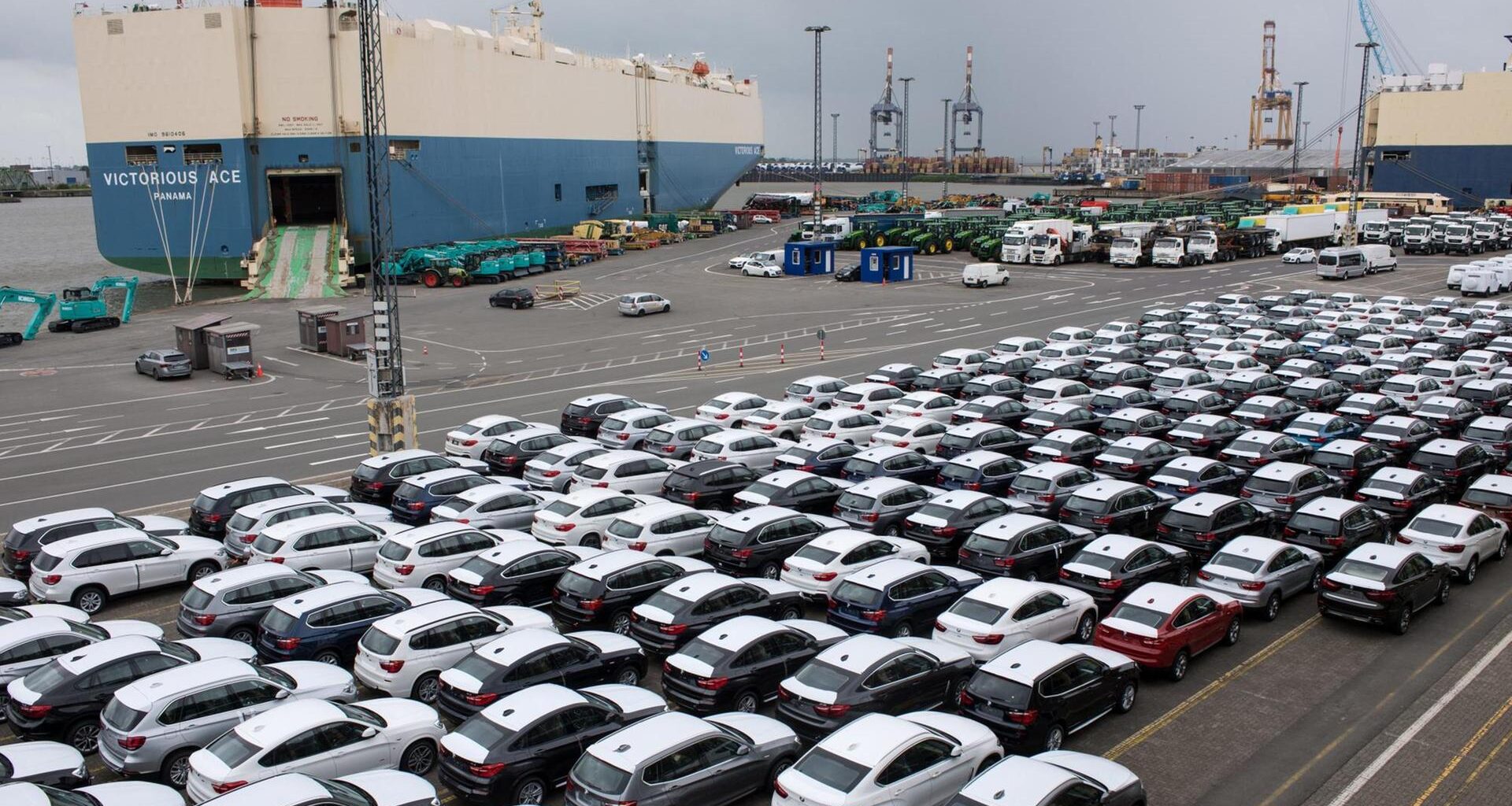 Neuwagen des BMW-Konzerns stehen auf einem Autoterminal der BLG Logistics Group in Bremerhaven (Bremen) zur Verschiffung bereit.