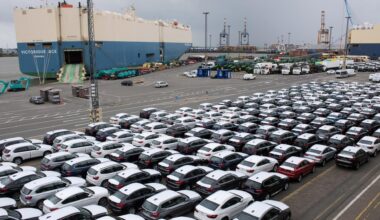 Neuwagen des BMW-Konzerns stehen auf einem Autoterminal der BLG Logistics Group in Bremerhaven (Bremen) zur Verschiffung bereit.