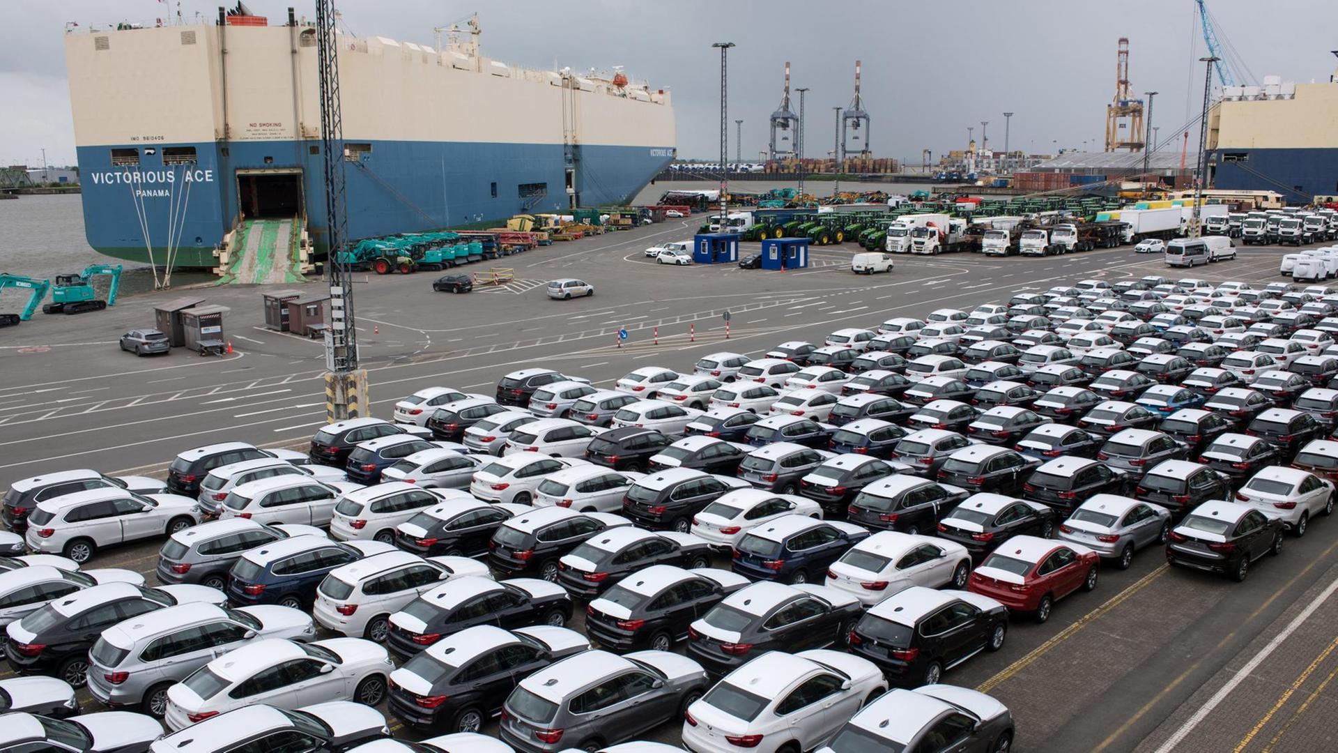 Neuwagen des BMW-Konzerns stehen auf einem Autoterminal der BLG Logistics Group in Bremerhaven (Bremen) zur Verschiffung bereit.