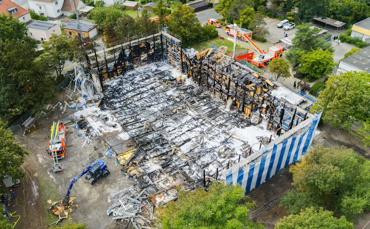 Sporthalle komplett zerstört - Schaden in Millionenhöhe bei Turnhallenbrand in Hannover - Panorama