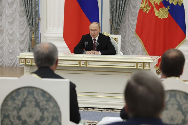 Präsident Wladimir Putin zieht im Katharinensaal des Kremls vor hohen Funktionären Bilanz über den Gipfel mit Donald Trump in Alaska.