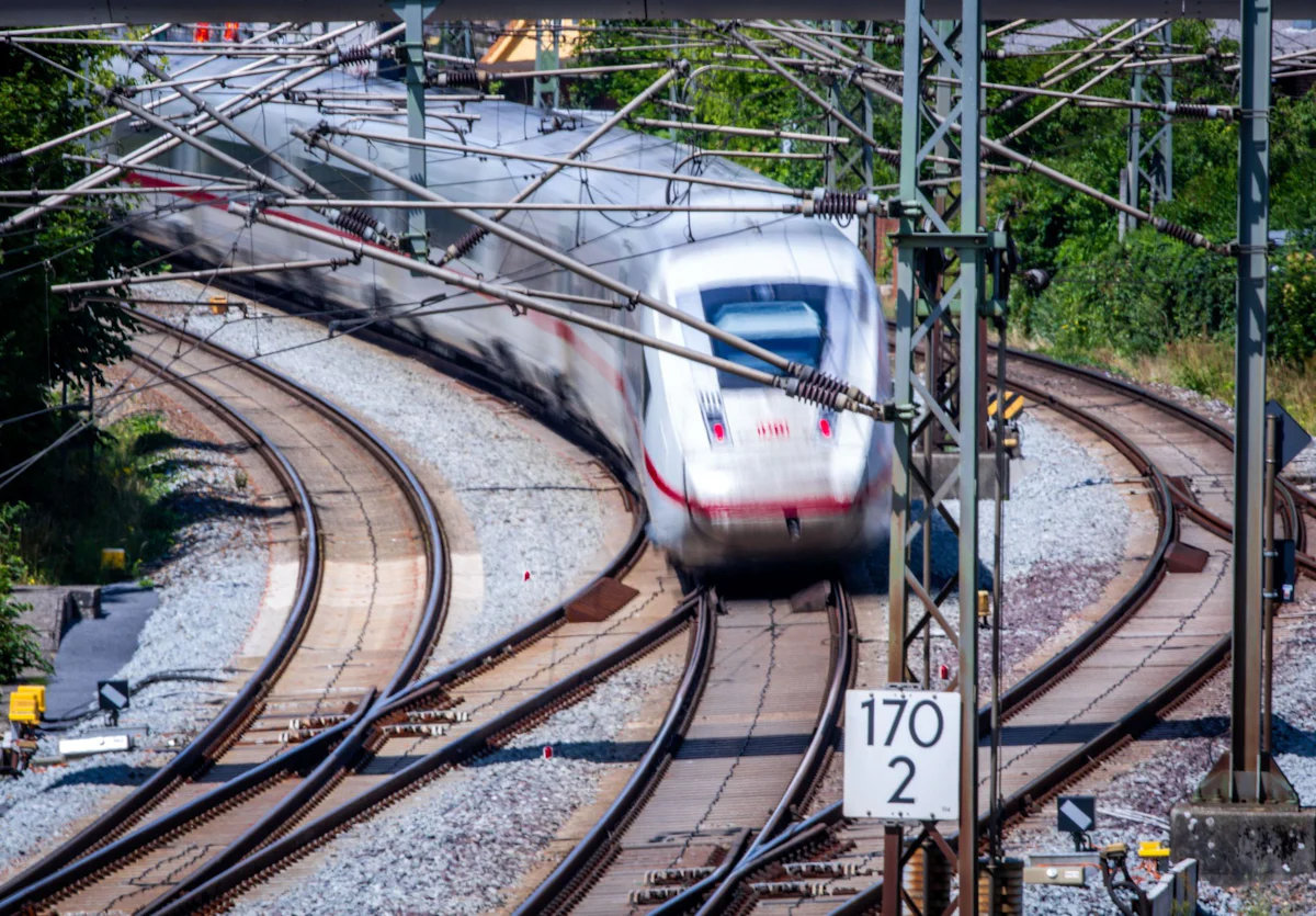 Bahnverkehr - Sanierung Hamburg-Berlin - Längere Fahrzeit und Ersatzbusse - Wirtschaft