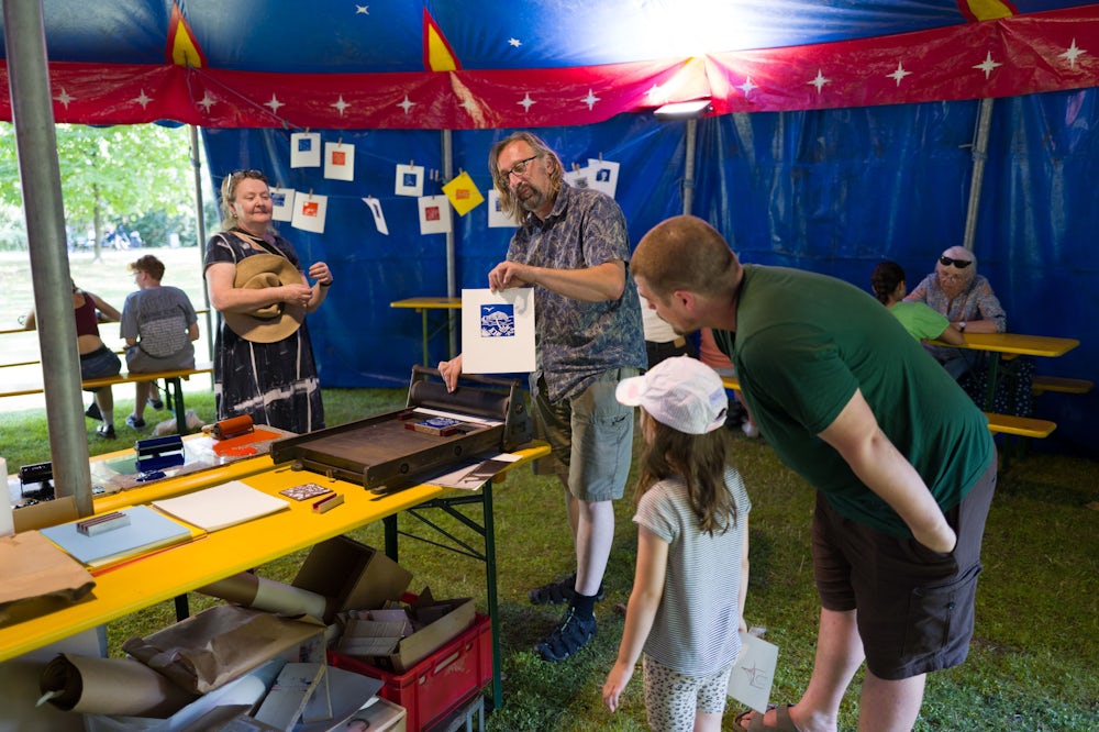 Buchdruck wie zu Gutenbergs Zeiten: Die Druckwerkstatt beim Poetenfest ist bei Kindern und Jugendlichen beliebt.
