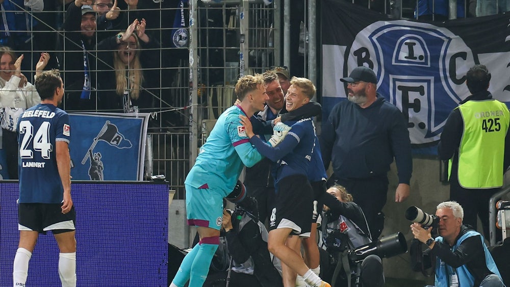 Großer Jubel bei den Bielefelder Spielern nach dem geglückten Auftakt.