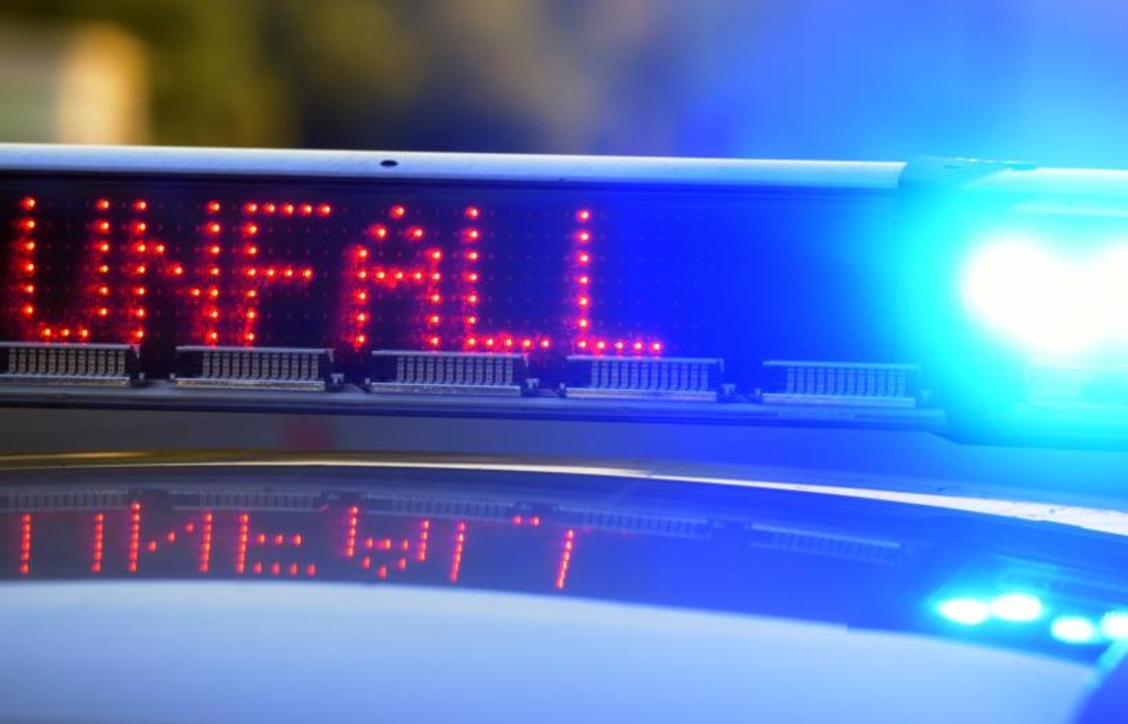 Unfall in Augsburg: Auto prallt gegen Straßenbahn