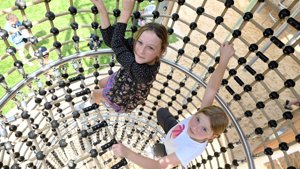 Auch die neunjährige Emma (links) und die zehnjährige Jella hängen im Kletterturm, der großen Attraktion des neuen Spielplatzes.