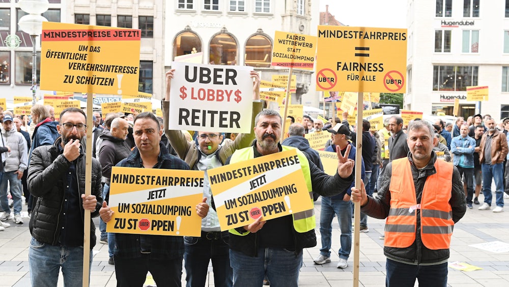 Hunderte Taxifahrer demonstrierten jüngst auf dem Marienplatz gegen eine Entscheidung des Kreisverwaltungsausschusses, vorerst keinen Mindestpreis für Uber und Co. einzuführen.