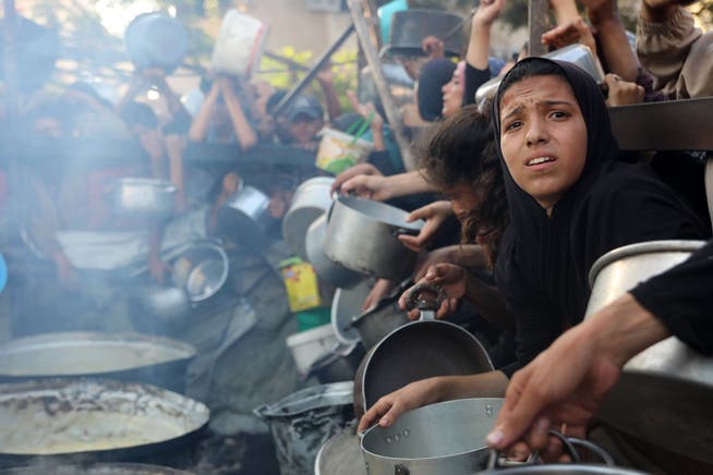 Eine Hilfsorganisation verteilt Ende Juli Mahlzeiten in Gaza-Stadt.