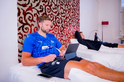 Harald Reinkind (links) und Emil Madsen teilen sich ein Zimmer in Graz ein Zimmer. Während der Norweger am Laptop sitzt, hat Madsen sein Handy in der Hand.