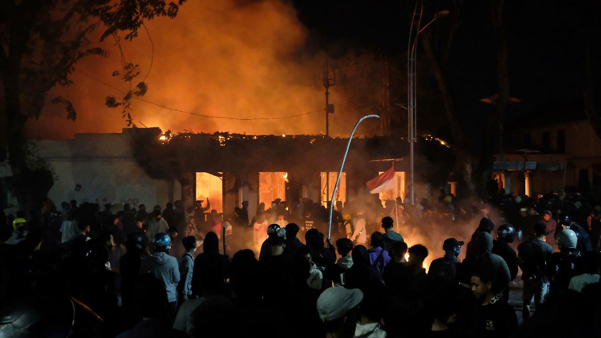 Regionalparlamente in Flammen: Gewaltsame Protestwelle erfasst große Teile Indonesiens