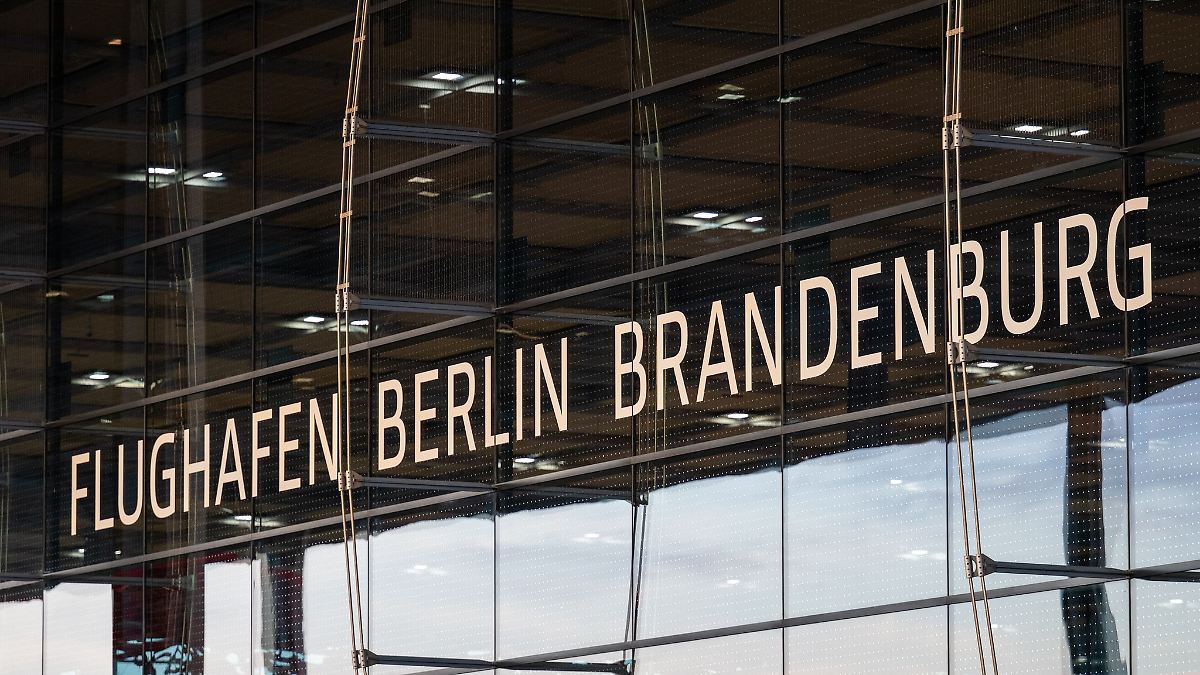 Berlin & Brandenburg: Russisches Geschäftsreiseflugzeug steht seit Jahren am BER