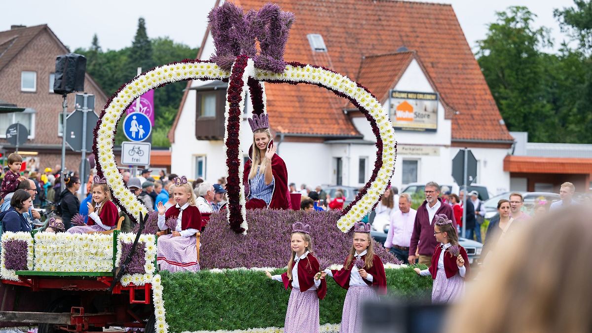 Niedersachsen & Bremen: Wahl der 75. Heideblütenkönigin in Amelinghausen