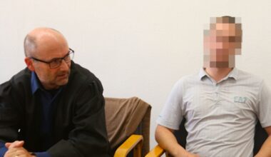 Angeklagter sitzt neben seinem Anwalt im Gerichtssaal.