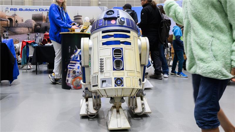 Auch der aus Star Wars bekannte R2-D2 besucht die Erfinder- und Tüftlermesse „Maker Faire“ in Hannover.