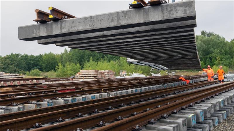 Auf einer Länge von 165 Kilometern werden unter anderem die Gleise erneuert. (Archivbild)