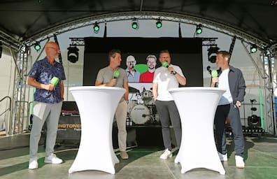 Exklusiver Fußballtalk: Sportreporter Dirk Tietenberg (von links), NP-Chefredakteur Carsten Bergmann, Fußballlehrer Alexander Kiene und Florian Riedel, Sportchef des TSV Havelse. 