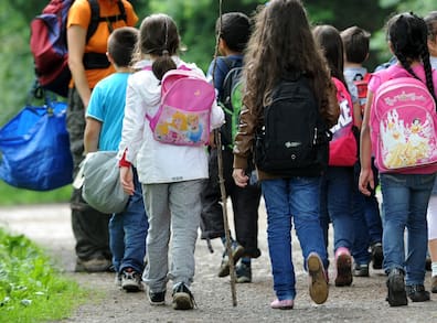 Eine Schulklasse beim Wandertag: Sparmaßnahmen könnten in Sachsen dazu führen, dass es dafür in diesem Schuljahr weit weniger Gelegenheiten als bisher gibt.